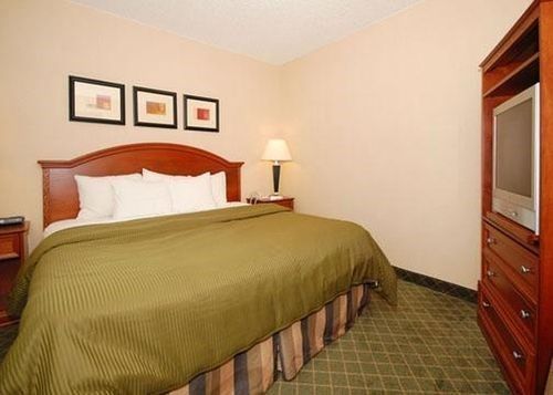 Grand Forks Inn & Suites