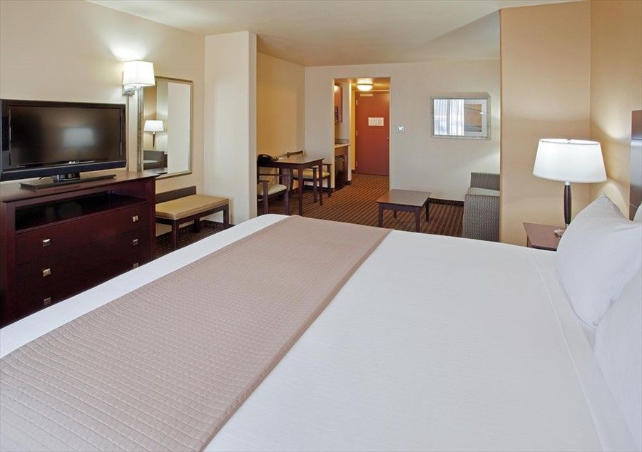 Holiday Inn Express Hotel & Suites Dinuba West, an IHG Hotel