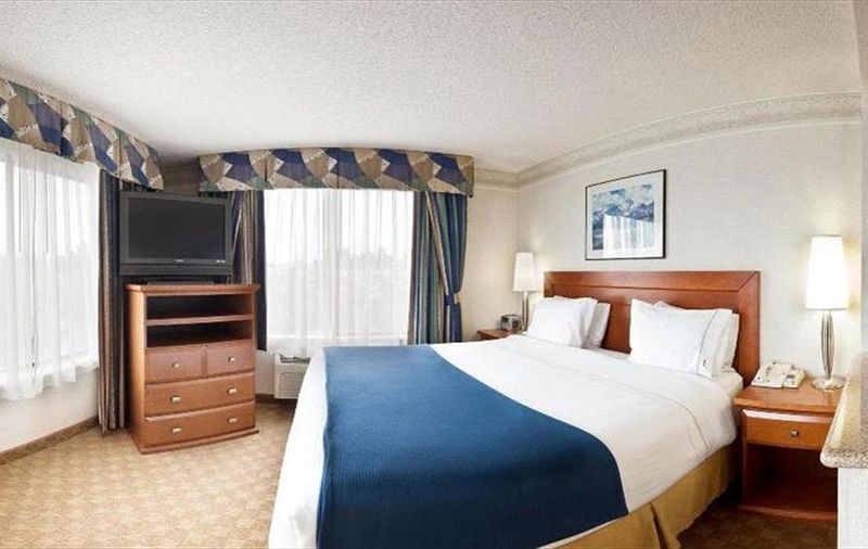 Holiday Inn Express Hotel & Suites Tacoma, an IHG Hotel