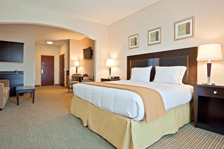Holiday Inn Express Hotel & Suites Erie - North East, an IHG Hotel