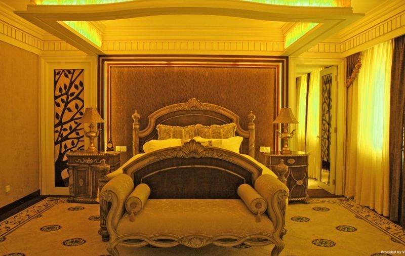 Zhiyin Lotus Lake Hotel