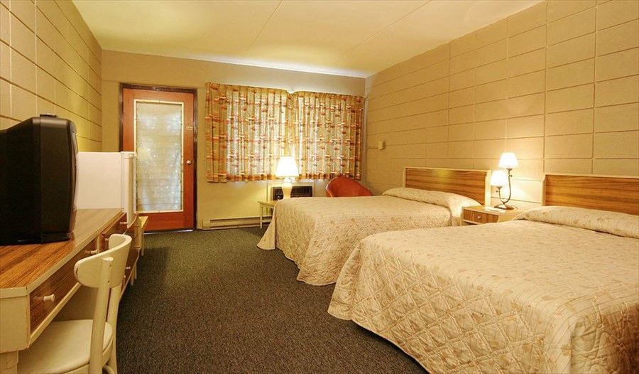 Half Moon Motel & Cottages