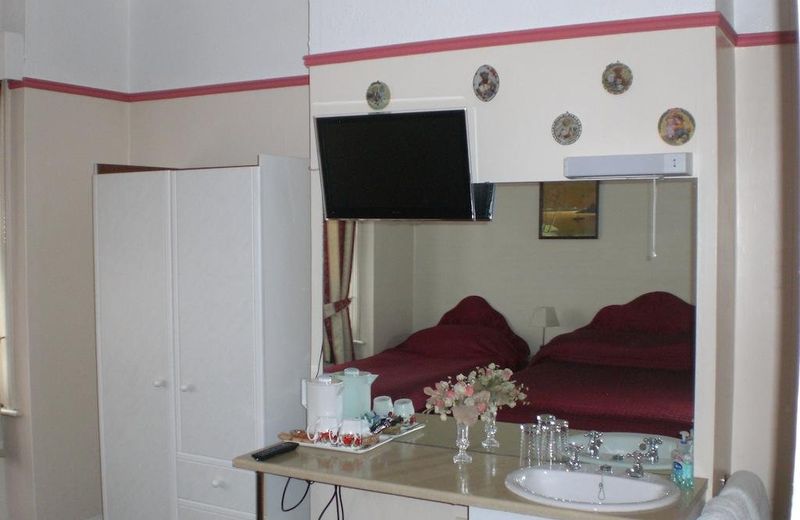 MELVILLE LODGE GATWICK