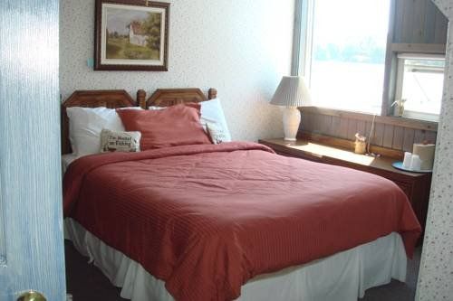 Boathouse Country Inn