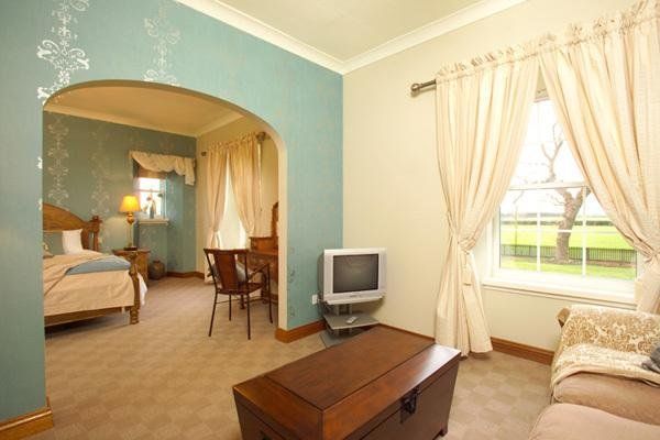 Adniston Manor