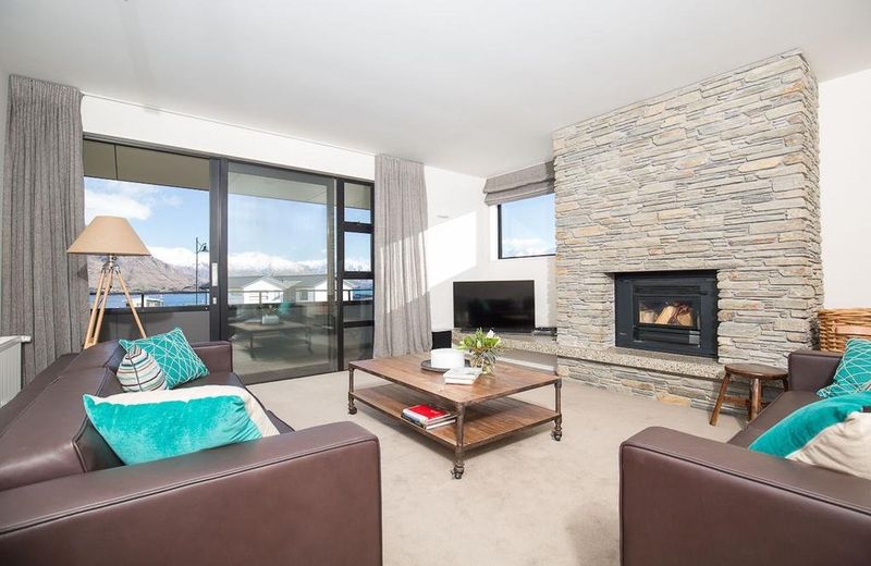 Clutha Place - Sleeps 8 - Lake & Mountain Views - Modern & Stylish