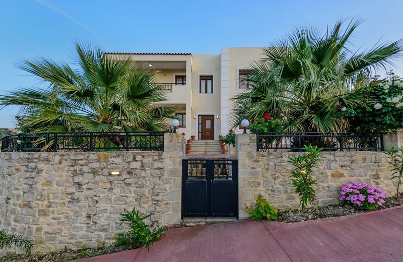 Villa Laga with Pool, 300m to Taverns, Childrens Area, BBQ!