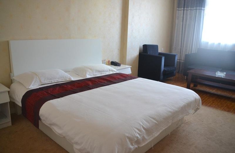 Yining Huarui Business Hotel