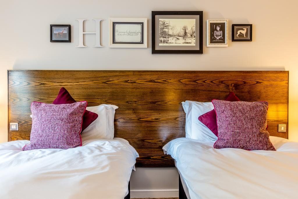 Greyhound Hotel