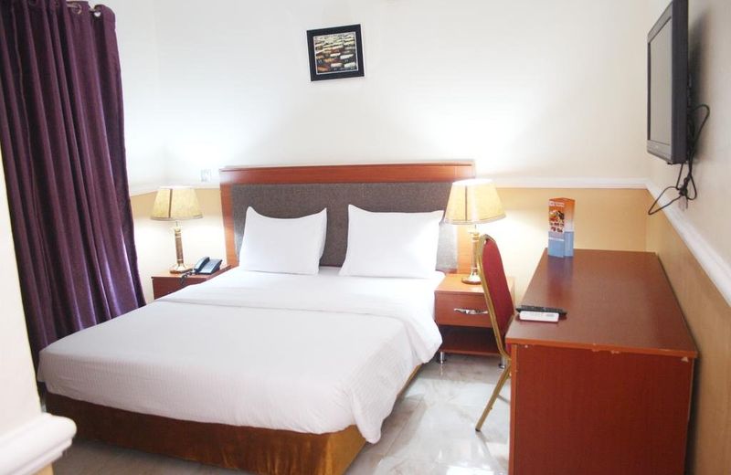 B's Hive Hotel and Suites
