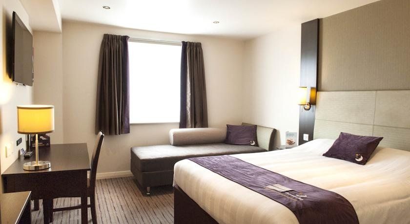 Premier Inn Wirral (Childer Thornton)