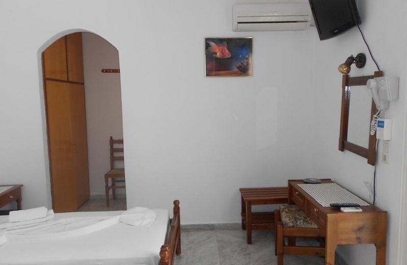 Zorbas Hotel & Studios