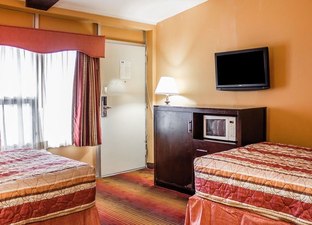 Rodeway Inn Macarthur Airport
