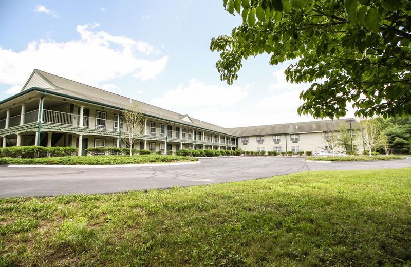 Hilltop Inn & Suites - North Stonington