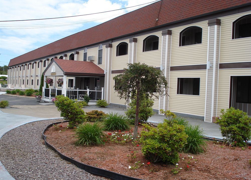 All Seasons Inn & Suites