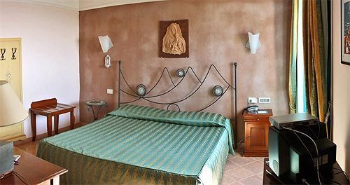 Emmaus Hotel