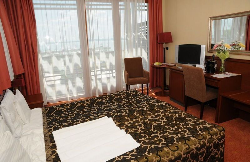 Hotel Golden Lake Resort