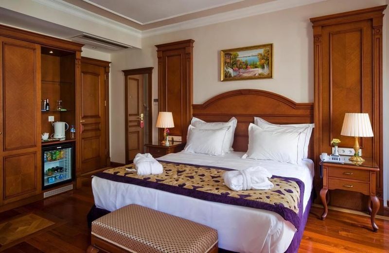 GLK PREMIER The Home Suites & Spa