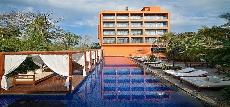 SinQ Party Hotel