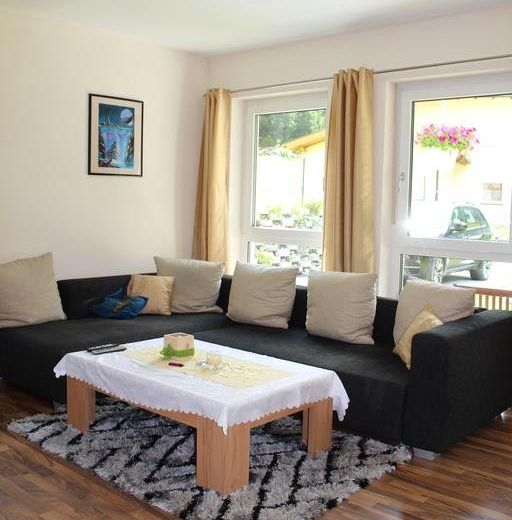 Ferienhaus Alpen Lodge und die Gams