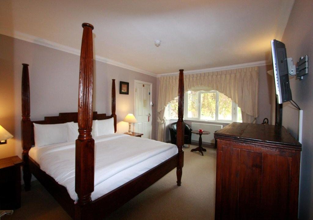 WEIR VIEW HOUSE