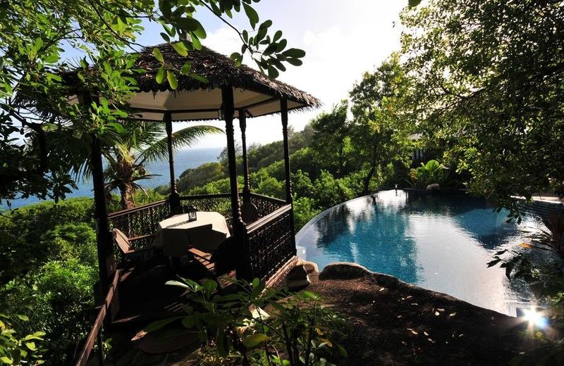 RESIDENCE ON THE ROCKS