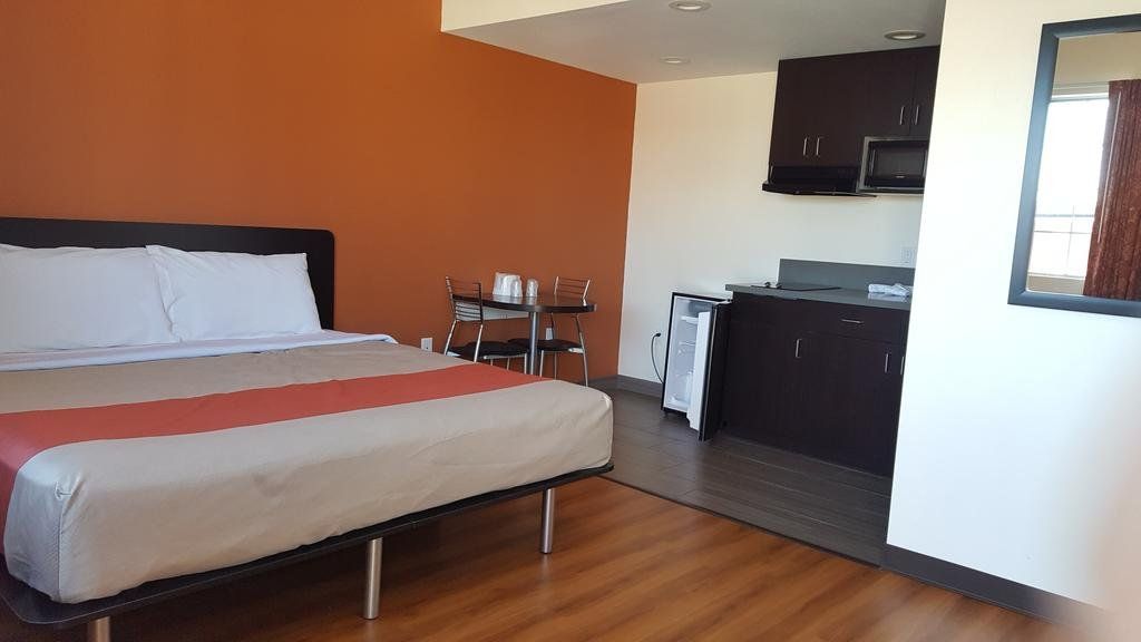 Motel 6 Maple/Main