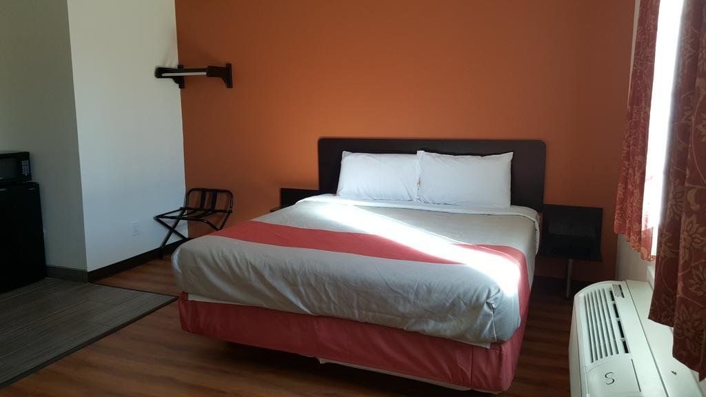 Motel 6 Maple/Main