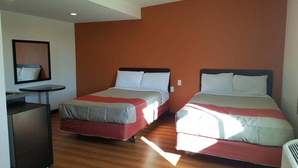 Motel 6 Maple/Main