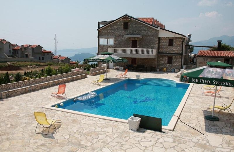 VILA LAZAR
