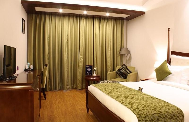 Oyo Premium Naini Lake Nainital