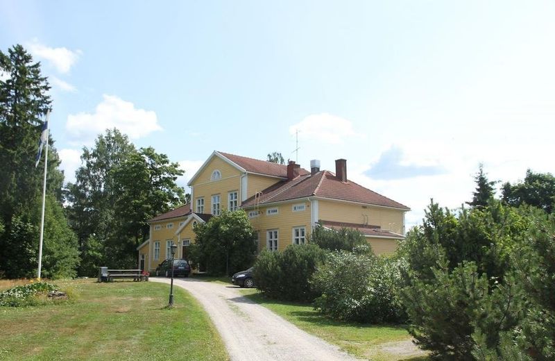 LYLYINEN MANOR