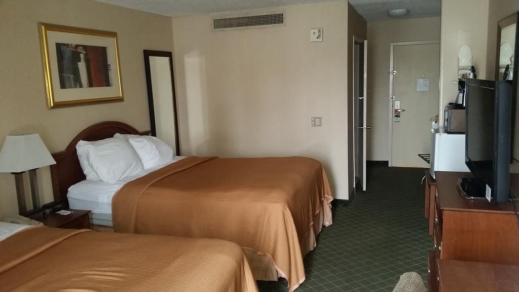 Grand Forks Inn & Suites