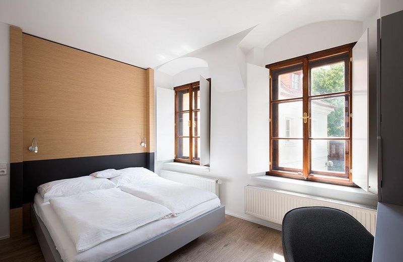 Hotel 100