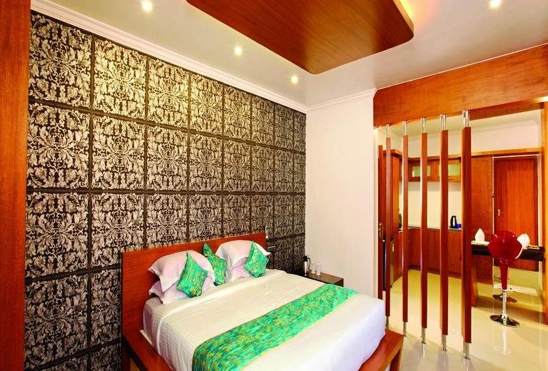 Holiday Hill Hotel & Suites