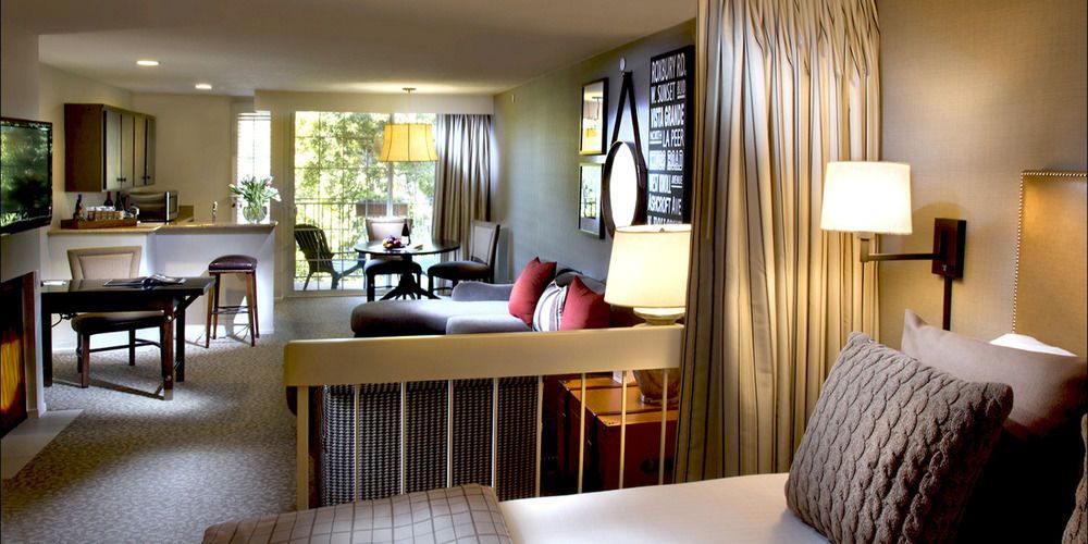 Le Parc Suite Hotel