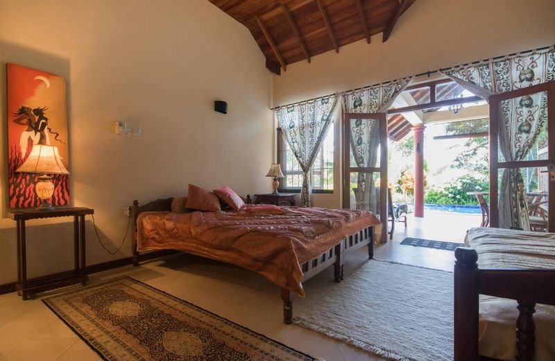 LAZY LIZARD HOTEL