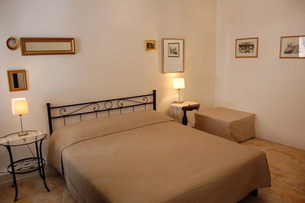 ROOM IN VENICE