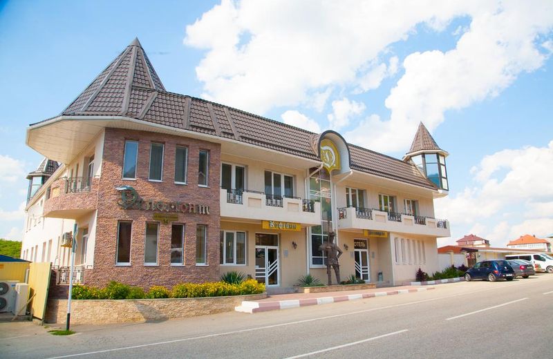 Delmont Hotel