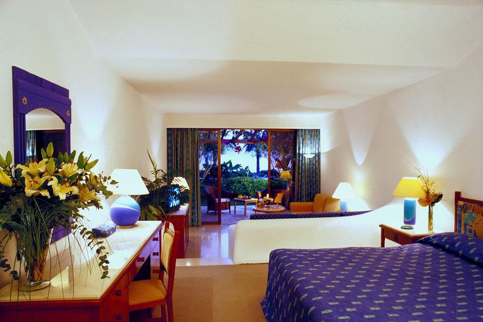 Coral beach hotel resort. Отель 5 Coral Beach Hotel & Resort номера. Coral Beach Hotel & Resort 5 Royal Suite. Coral Beach Hotel & Resort 5* (Пафос) карта. Istanbul Beach Hotel номера.