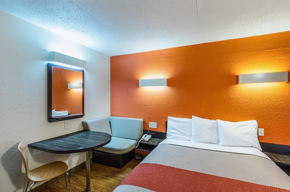 Econo Lodge Inn & Suites