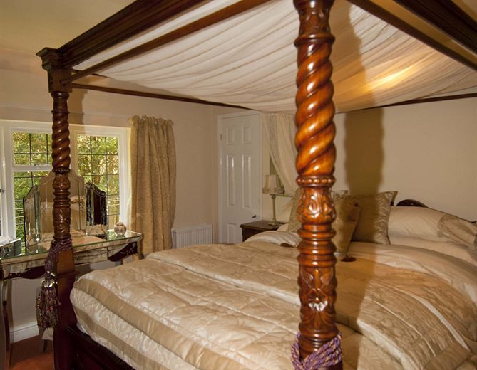 Cleavers Lyng 16th Century Country House