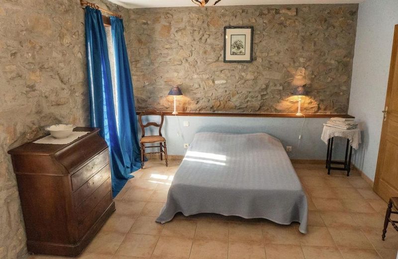 Stone cottage on an active wine growing estate with a swimming pool