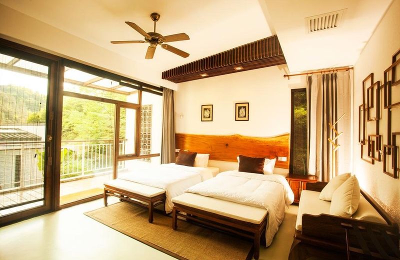 ZiZai PingJiang Luxury Rustic Resort