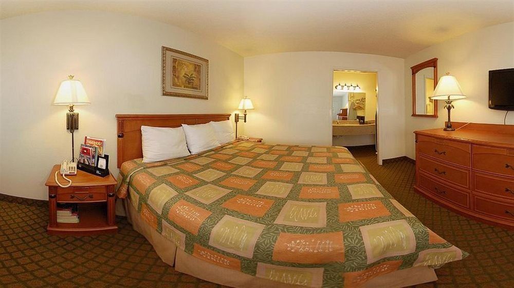 Days Inn & Suites by Wyndham Williamsburg IA North