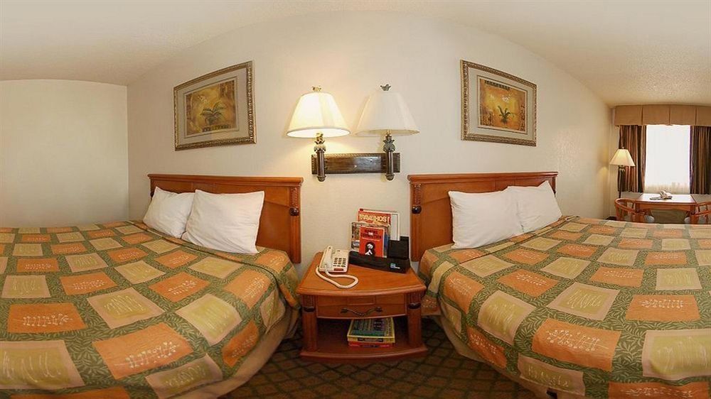 Days Inn & Suites by Wyndham Williamsburg IA North