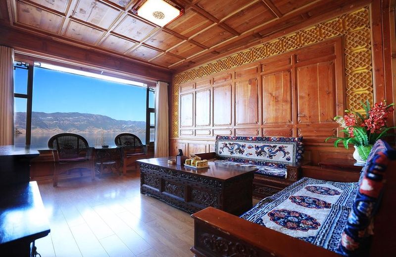 Lugu Lake Mosuo Park Hotel