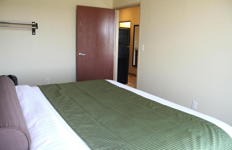 Cobblestone Hotel & Suites - Devils Lake