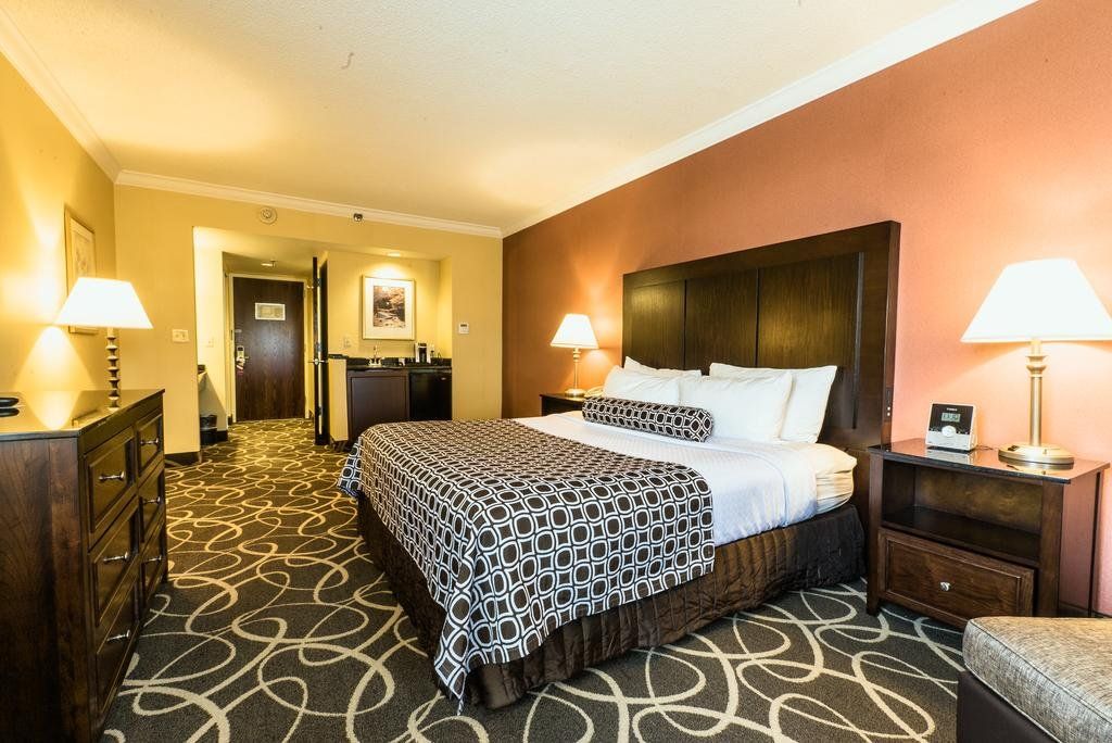 Crowne Plaza Edison, an IHG Hotel