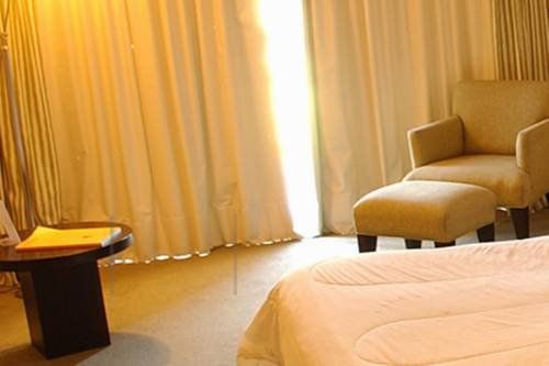 HOTEL PUERTA DEL BOSQUE